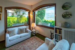 35-Zoll-Fernseher mit Digitalempfang, Kamin