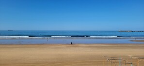 Beach - Sur le Remblai T3 Garage, Piscine, Terrasse et la Plage au Pied de la Résidence (Les Sables-d'Olonne)