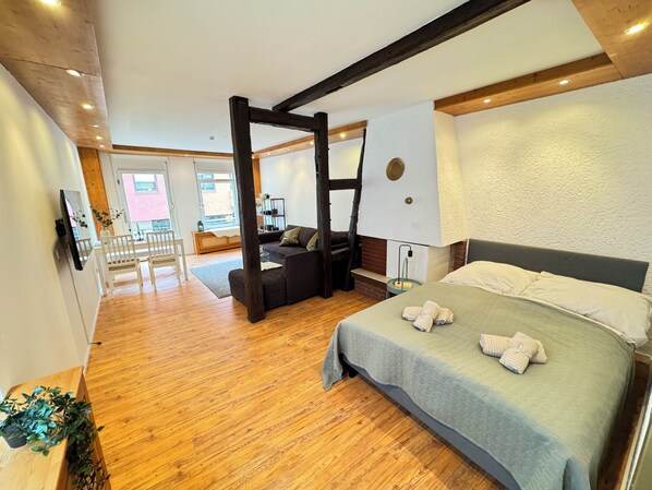 2 bedrooms, desk, free WiFi, bed sheets