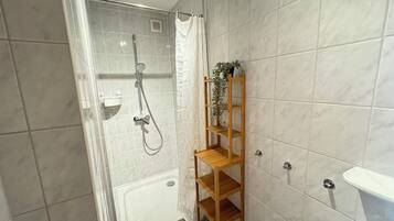 Douche, sèche-cheveux, serviettes fournies, papier toilette