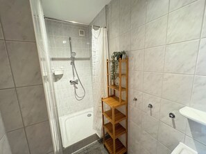 Douche, séchoir à cheveux, serviettes fournies, papier de toilette