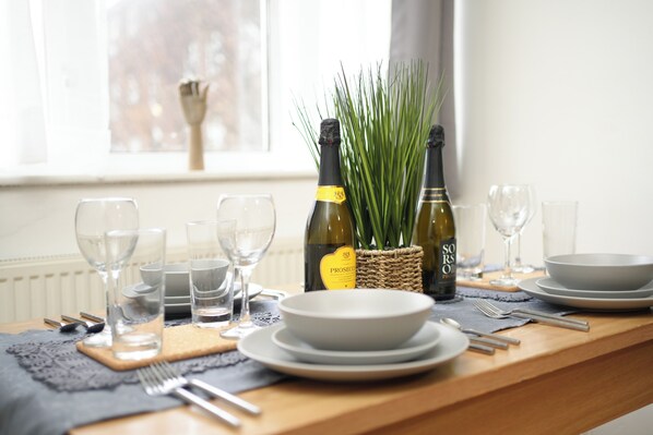 Dining - Balcony-freeparking-centrallocation-familyfriendly (London)
