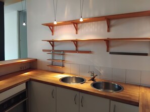 Fridge, microwave, oven, stovetop - Large 2-room apartment in Oberkampf (11th district) (Paris)