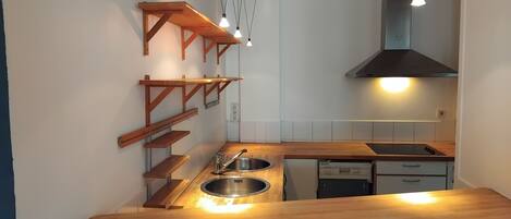 Jääkaappi, mikroaaltouuni, uuni, liesi