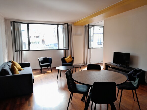 TV - Large 2-room apartment in Oberkampf (11th district) (Paris)