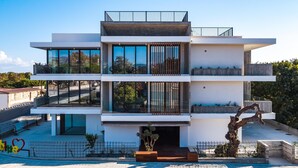 Un bâtiment moderne à plusieurs étages, doté de grandes fenêtres en verre, d’un toit plat et d’un design minimaliste.
