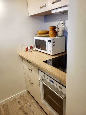 Kylskåp, mikrovågsugn, ugn och spishäll