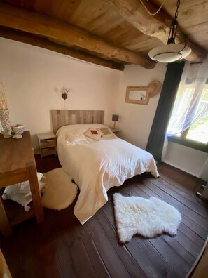 3 間睡房、書桌、熨斗/熨衫板、可攜式嬰兒床