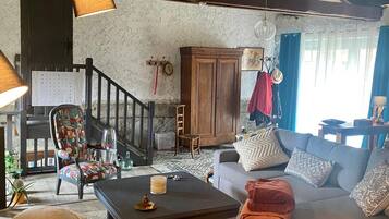 Télévision, cheminée, chaîne hi-fi, écrans d'ordinateur