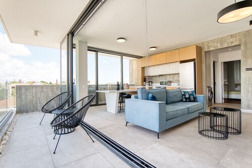 Avenue 201 2 BED - Two Bedroom Apartment, Sleeps 4