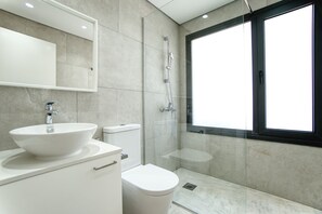 Dusche, Haartrockner, Handtücher