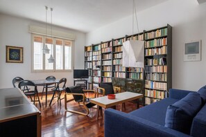 Apartment, Balkon | Wohnbereich | 35-Zoll-Fernseher mit Digitalempfang