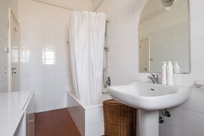 Apartment, Balkon | Badezimmer | Duschwanne, Haartrockner, Bidet, Handtücher