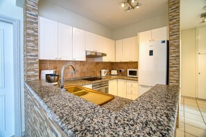 Fridge, microwave, oven, dishwasher - Limnaria Gardens H 202 (Pafos)