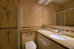 シャワー、ヘアドライヤー、タオル