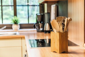 Kylskåp, mikrovågsugn, ugn och spishäll