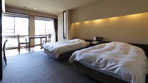 A hotel room with two beds, a desk, and a chair. - Miyahama Grand Hotel (Hatsukaichi)