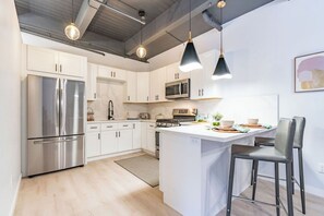 Kjøleskap, mikrobølgeovn, ovn og kokeplater