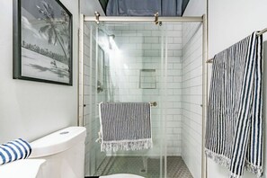 Dusj, hårføner, håndklær og sjampo