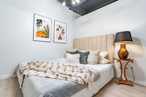 Skrivbord, strykjärn/strykbräda, wi-fi och sängkläder