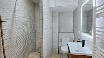 Ducha, artículos de tocador ecológicos, secador de pelo, toallas