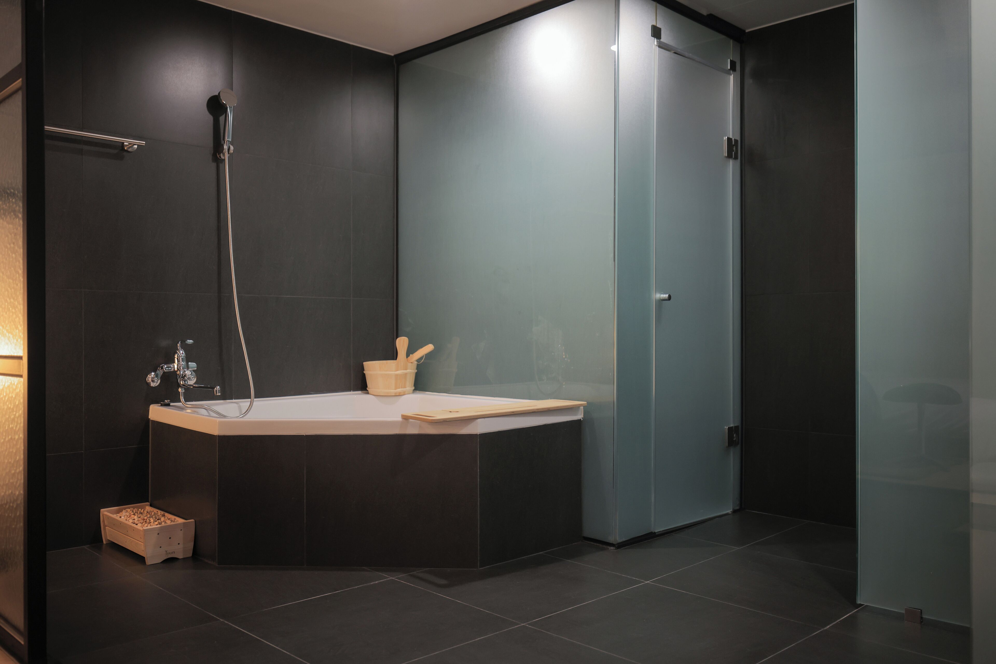 Studio Suite (Randomly assigned) | Badeværelse | Bruser, hårtørrer, badekåber, bidet