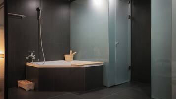 Studio Suite (Randomly assigned) | Badeværelse | Bruser, hårtørrer, badekåber, bidet