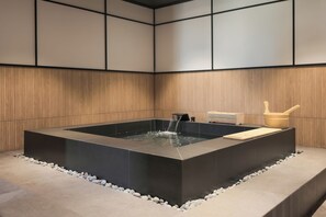 Spa Room | Literie de qualité, accès au Wi-Fi (inclus), literie fournie