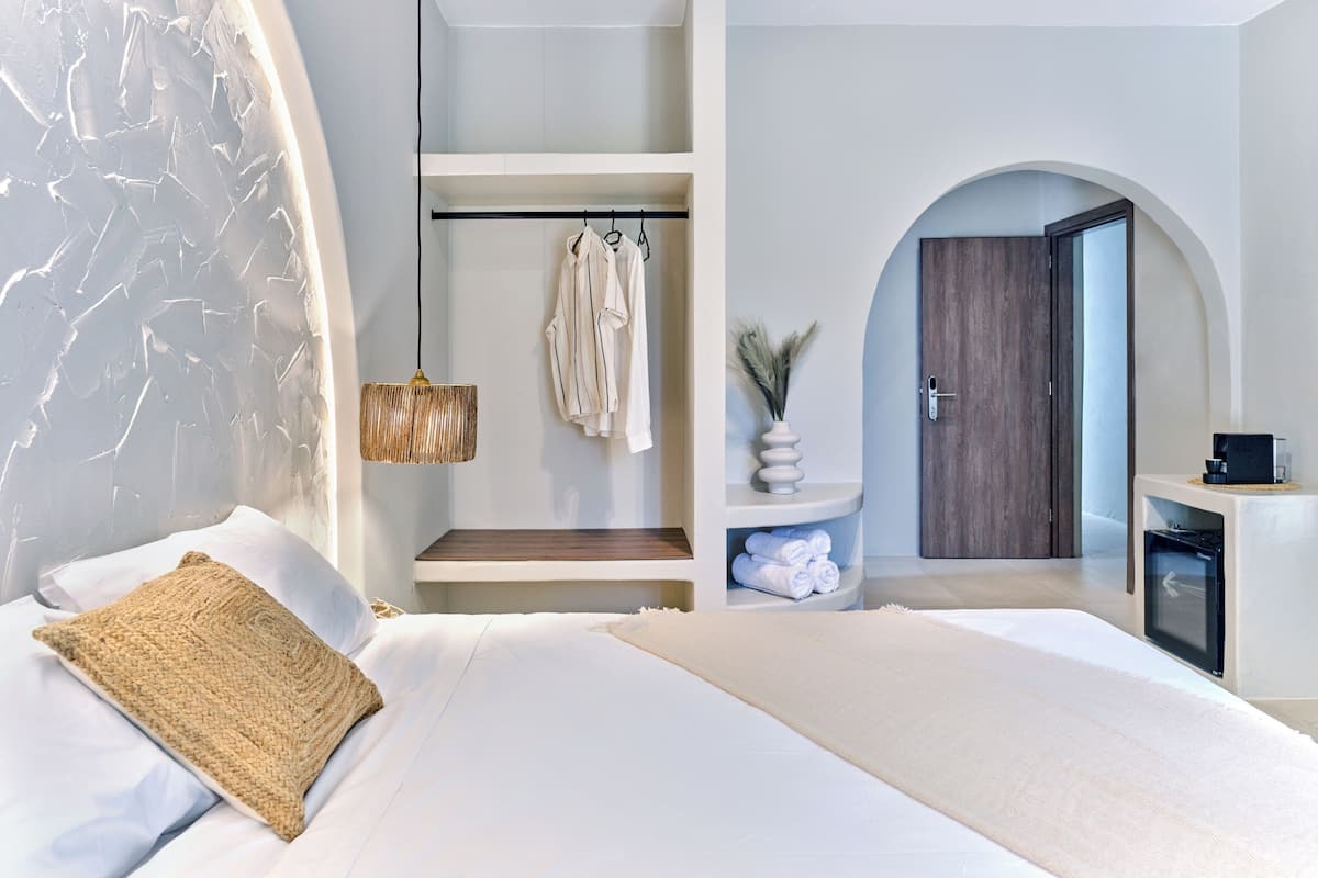 Deluxe Room, Balcony, Garden View | 1 bedroom, in-room safe, desk, laptop workspace