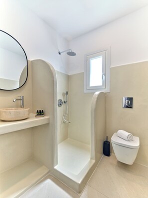 Shower, towels, soap, shampoo - Paridian Living (Paros)