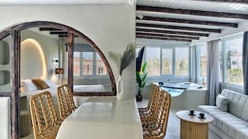 Suite, Balcony, City View | Living area