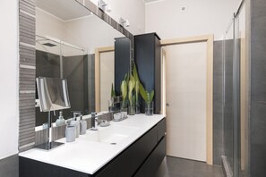 Douche, sèche-cheveux, bidet, serviettes fournies