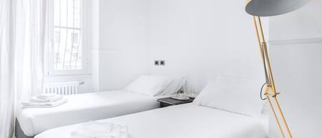 2 عدّة غرف نوم ومكواة/لوح كي وواي فاي وملاءات أسرّة