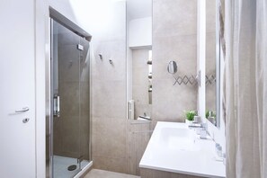 Dusche, Haartrockner, Bidet, Handtücher