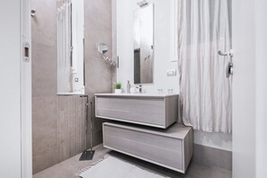 Een douche, een haardroger, een bidet, handdoeken