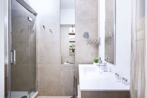 Chuveiro, secador de cabelo, bidê, toalhas de banho