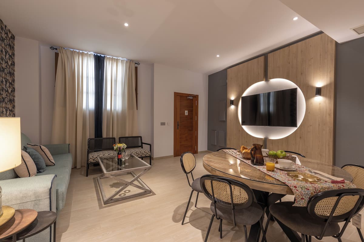 Superior appartement, 2 slaapkamers | Woonruimte | Een 46-inch flatscreentelevisie met digitale zenders