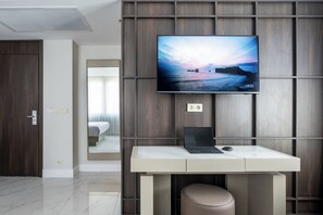 Minibar, sistema de insonorización y tabla de planchar con plancha