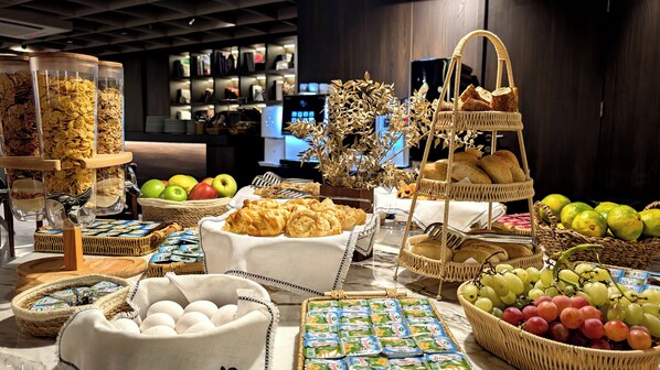 Desayuno buffet diario (EUR 10 por persona)