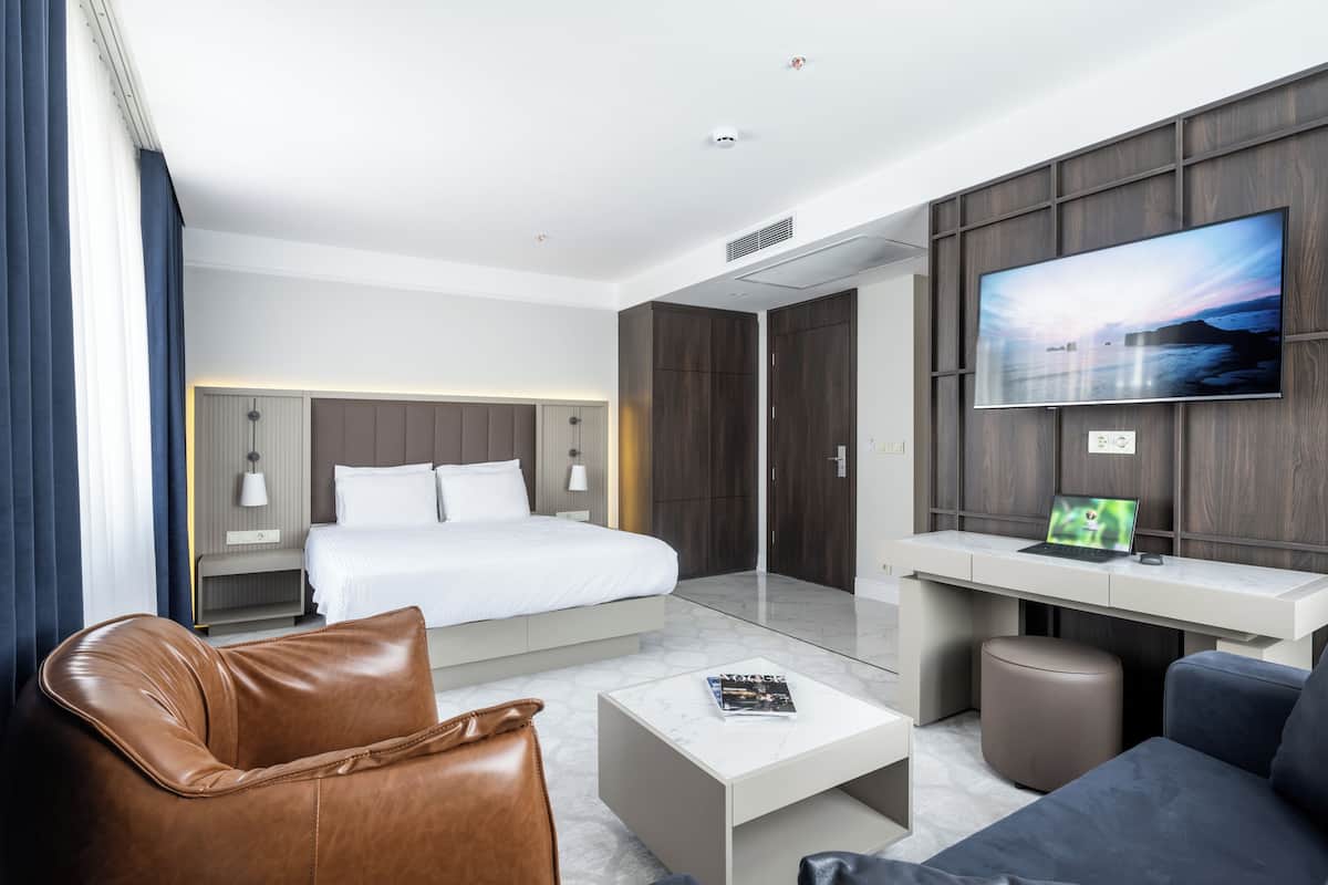 Superior Studio Suite | 1 bedroom, minibar, soundproofing, iron/ironing board