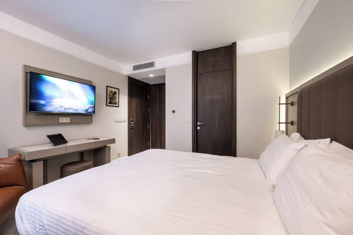 Standard Room | 1 bedroom, minibar, soundproofing, iron/ironing board