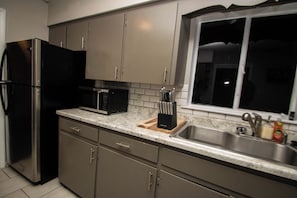 Casa | Cocina privada | Frigorífico, microondas, horno y placa de cocina