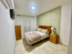 1 dormitorio, tabla de planchar con plancha, cuna de viaje