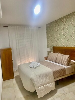 1 bedroom, iron/ironing board, travel cot, bed sheets - Cazorla House (Cazorla)