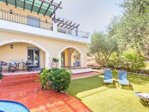 Outdoor dining - Spacious accommodation with stunning views and a short walk to the beach. (Almyrida)