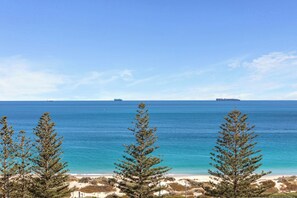 On the beach - Apartment R311 - smart, stylish apartment in resort complex (Scarborough)