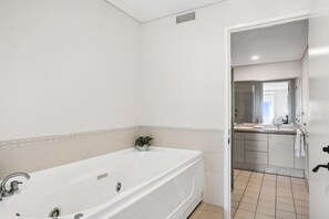Shower, hair dryer, towels - Apartment R311 - smart, stylish apartment in resort complex (Scarborough)