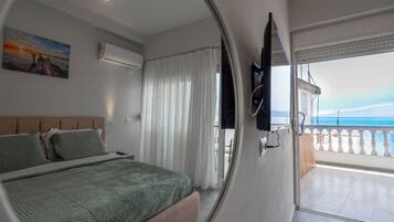 One-Bedroom Apartment with Balcony | Soundproofing, iron/ironing board, free WiFi, bed sheets