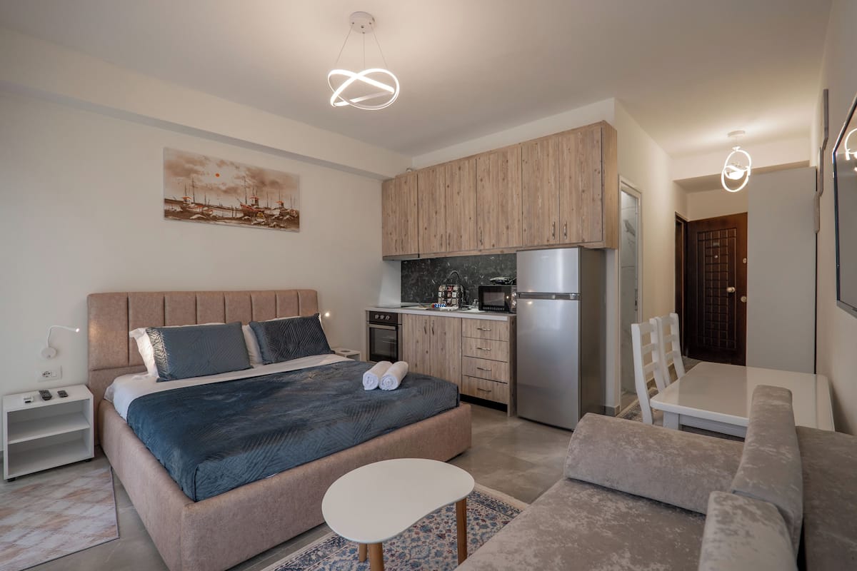Deluxe Studio | Soundproofing, iron/ironing board, WiFi (free), bed sheets