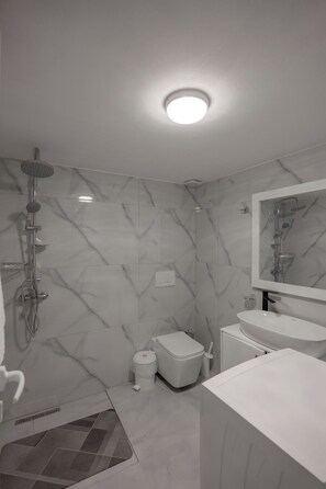 A modern bathroom with a shower, toilet, and sink. - Esel Apartments (Sarandë)
